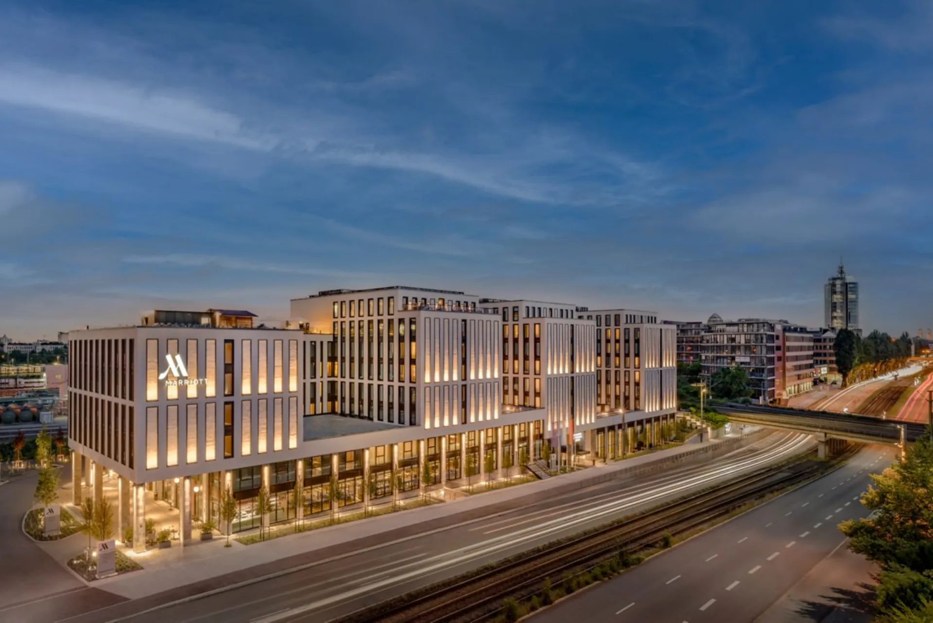 Außenansicht des Hotels bei Nacht